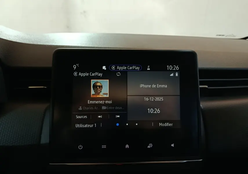 Écran tactile central de la Renault Clio gris clair 2023 affichant Apple CarPlay et informations connectées.