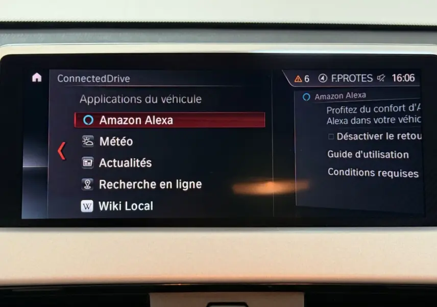 Écran central du BMW X2 sDrive18i 2023 affichant les applications connectées, dont Amazon Alexa, en interface claire.