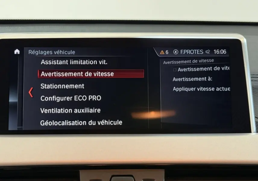 Écran central du tableau de bord BMW X2 sDrive18i 2023 affichant les réglages du véhicule en mode menu.