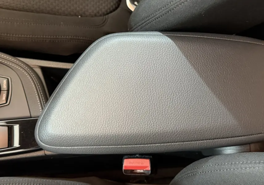 Gros plan sur l'accoudoir central en cuir noir et la molette de sélection du BMW X2 sDrive18i Lounge 2023.