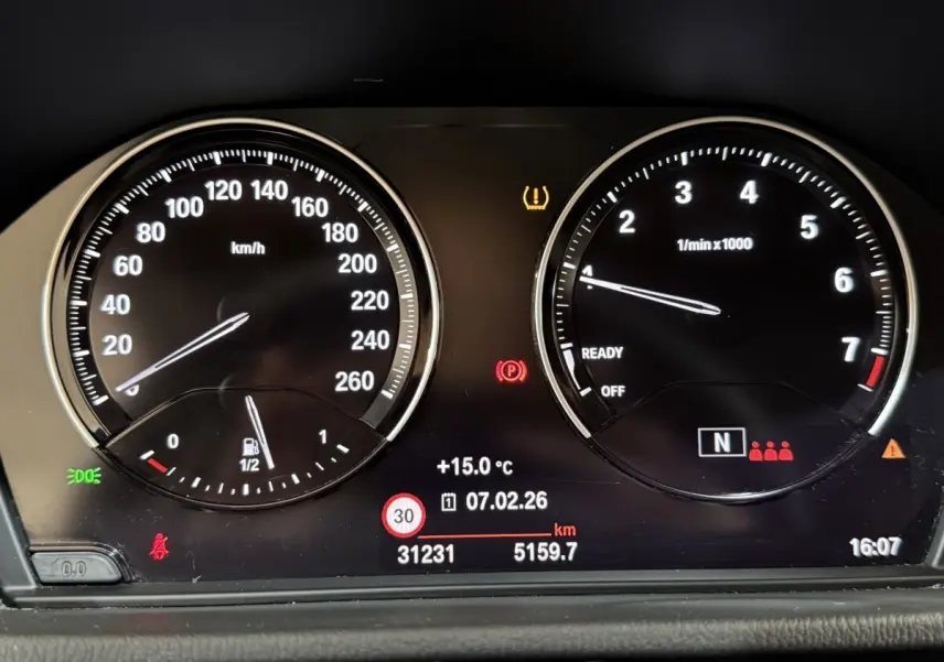 Tableau de bord numérique BMW X2 sDrive18i 2023 affichant vitesse, compte-tours et alertes au centre.