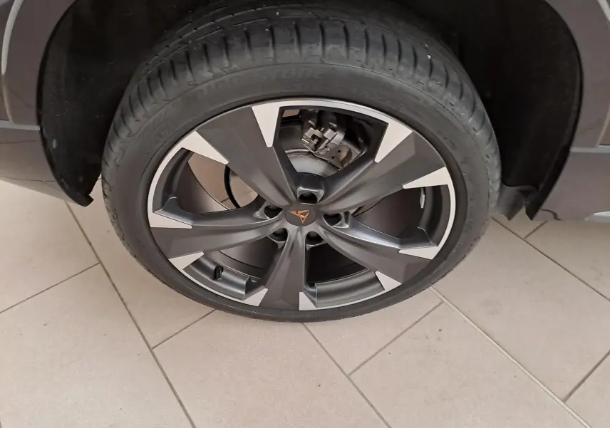 Gros plan sur la roue avant droite du CUPRA Ateca 2024 Noir Magique avec jante alliage noire et argentée au design sportif.