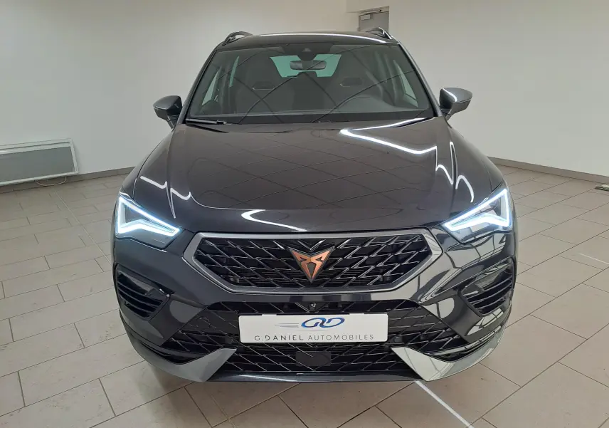 Vue avant du CUPRA Ateca 2024 noir magique avec phares LED allumés et calandre distinctive au logo cuivré.
