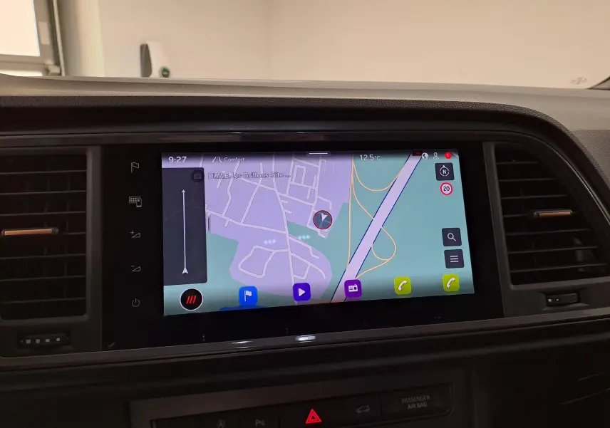 Écran tactile central du tableau de bord du CUPRA Ateca 2024, affichant la navigation GPS en intérieur noir.