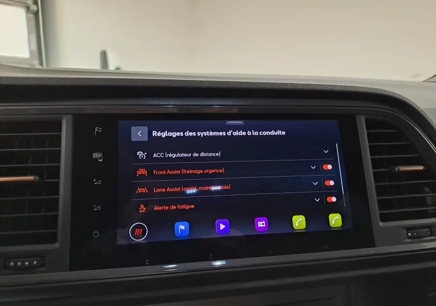 Écran tactile intérieur du CUPRA Ateca 2024 montrant les réglages des aides à la conduite, avec tableau de bord noir.