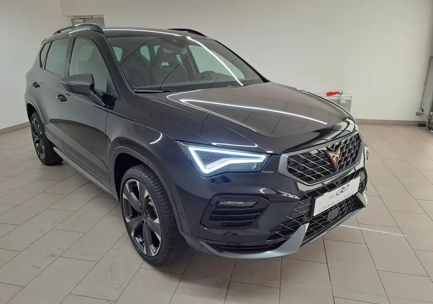 Vue 3/4 avant droit du CUPRA Ateca 2024 noir magique avec signature lumineuse LED et jantes noires distinctives.