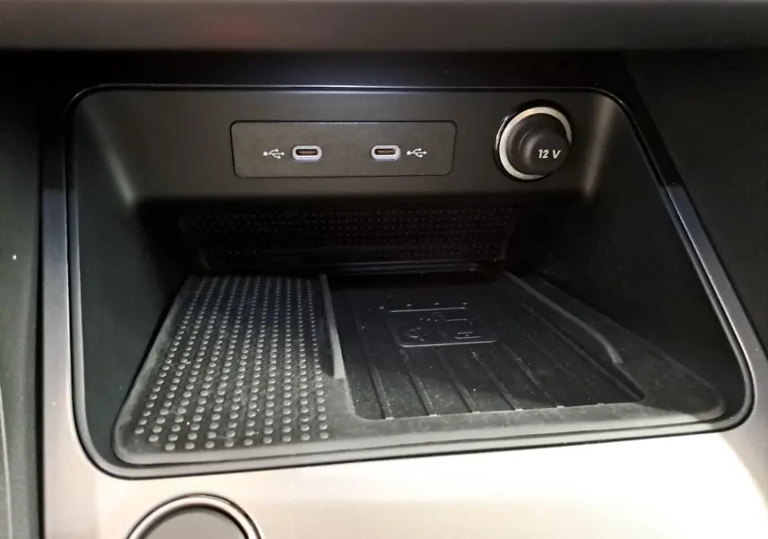 Gros plan sur la console centrale du CUPRA Ateca 2024 noir magique, montrant ports USB-C doubles et prise 12V.