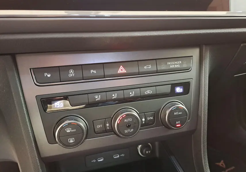 Détail de la console centrale du CUPRA ATECA 2024 avec commandes de climatisation et boutons fonctionnels visibles.