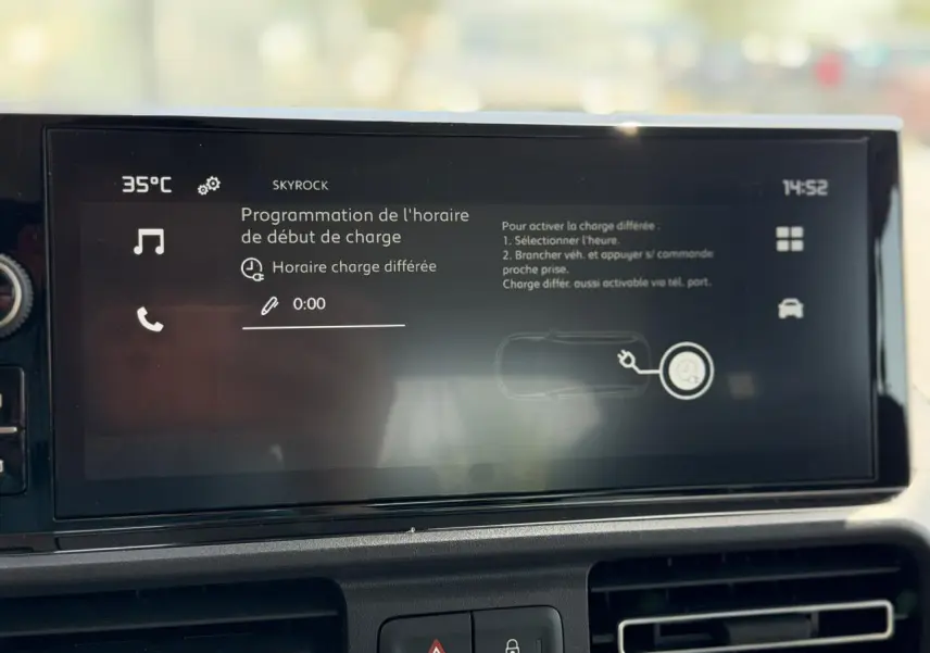 Écran tactile intérieur du Citroën Berlingo ë-136 gris Artense affichant la programmation de charge différée.
