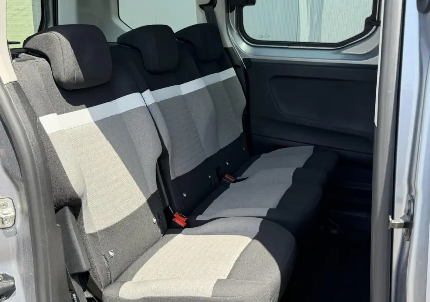 Vue intérieure côté droit sur la banquette arrière 3 places gris clair et foncé du Citroën Berlingo ë-136 2025.