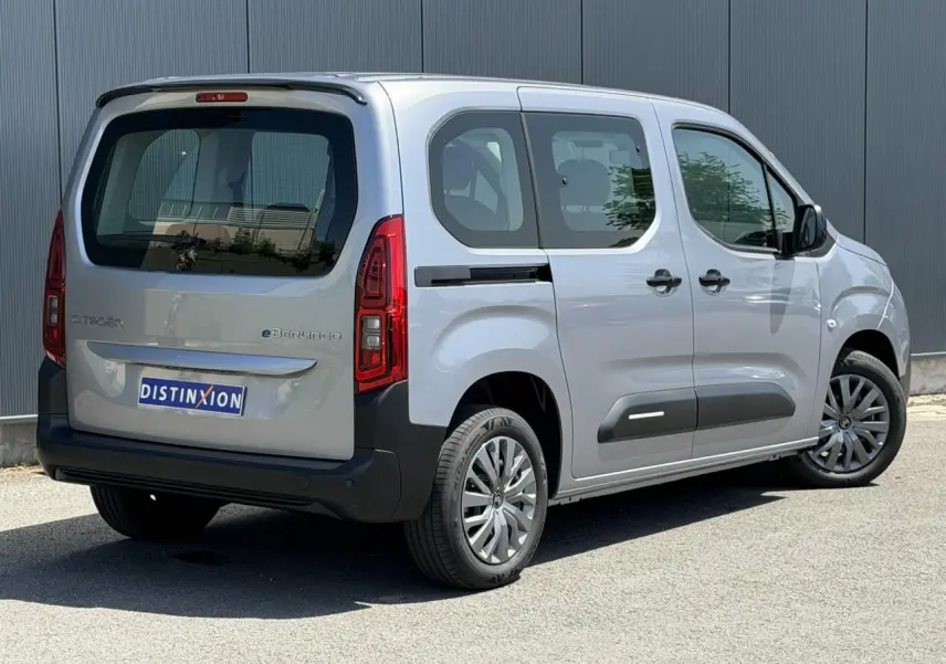 Vue 3/4 arrière droite du Citroën Berlingo électrique gris Artense avec porte coulissante et jantes tôles 16 pouces.