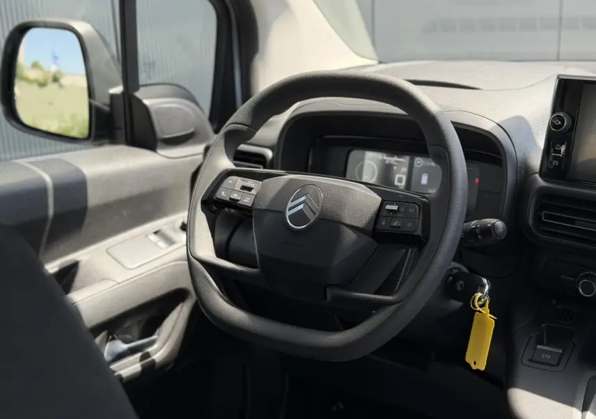 Vue intérieure du volant multifonction et tableau de bord du Citroën Berlingo ë-136 2025, ambiance Urban Grey.