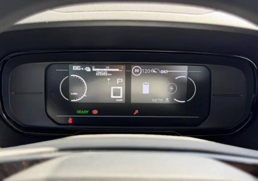 Tableau de bord numérique du Citroën Berlingo ë-136 54kWh, affichage de l'autonomie et de la vitesse en mode électrique.