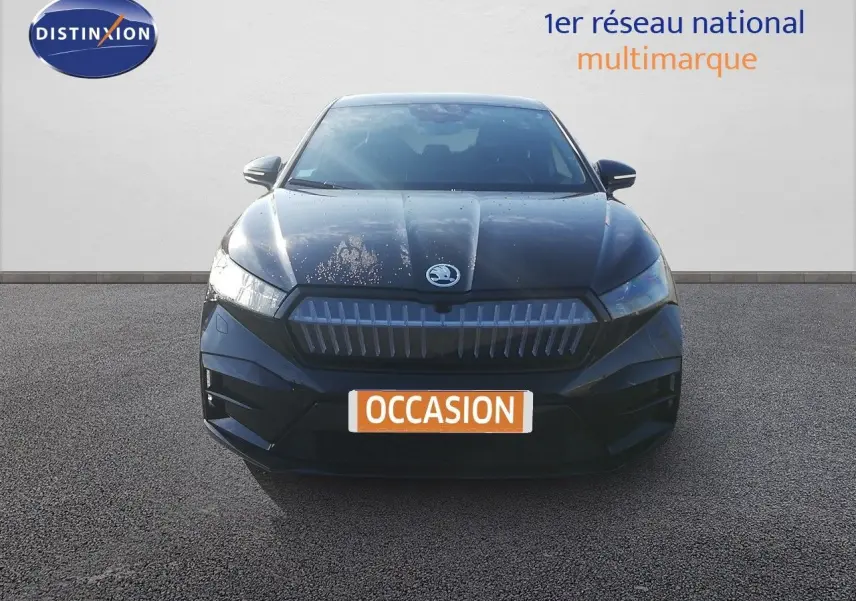 Vue frontale d'une Skoda Enyaq noire métal électrique avec calandre marquée et logo au centre.