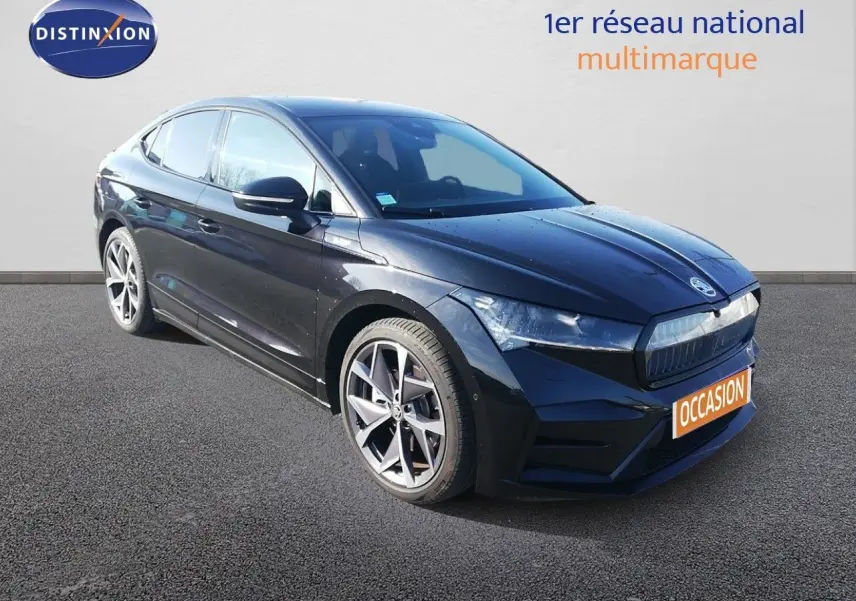 Vue 3/4 avant droite d'une Skoda Enyaq Coupé noire métal électrique avec jantes alliage distinctives.