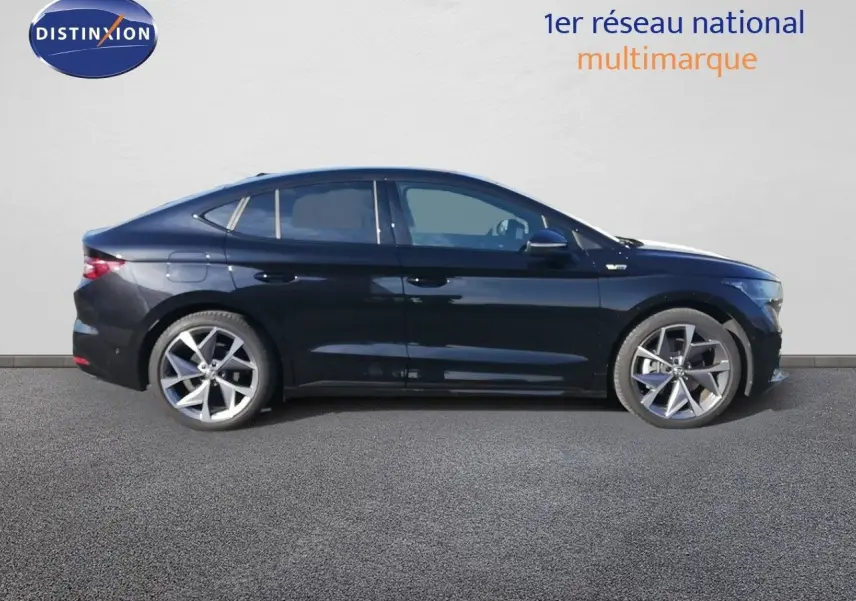 Profil côté gauche d'un Skoda Enyaq Coupé noir métal 2022, silhouette élancée avec jantes alliage distinctives.