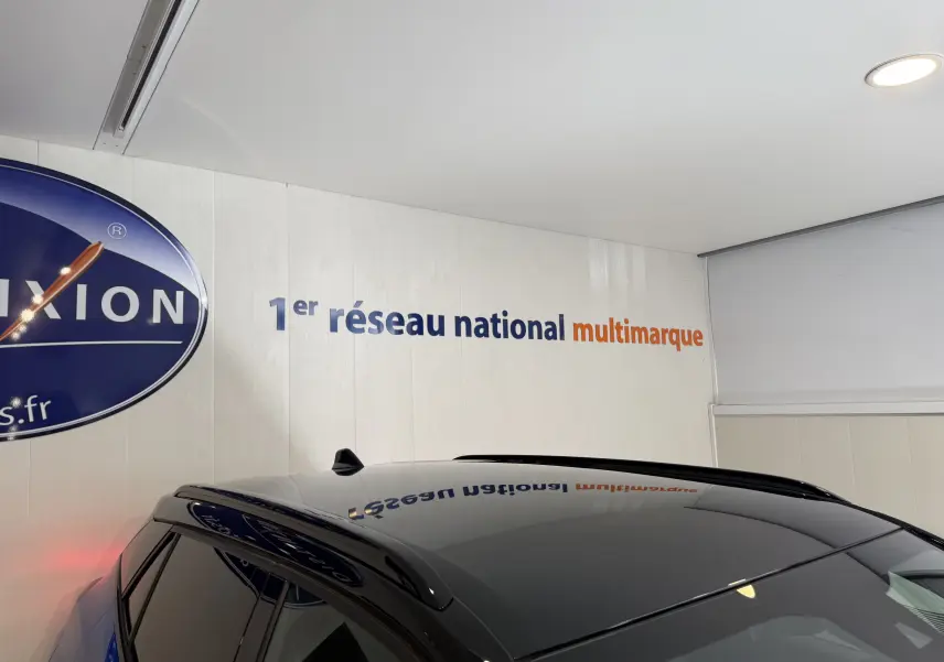 Toit noir brillant du Peugeot 2008 2025 bleu Vertigo, vue partielle en intérieur avec antenne requin.