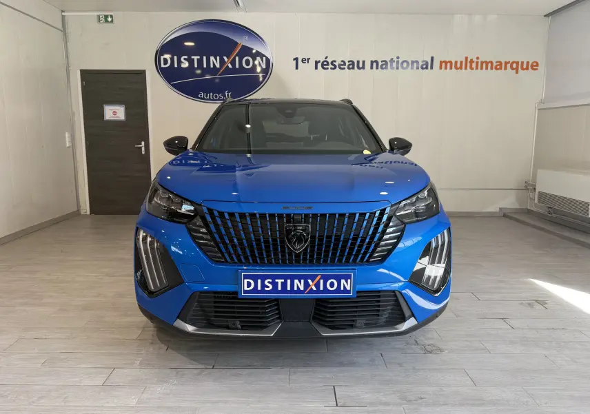 Vue frontale du Peugeot 2008 GT bleu Vertigo Metal avec toit noir, mettant en valeur sa calandre distinctive et ses phares LED.