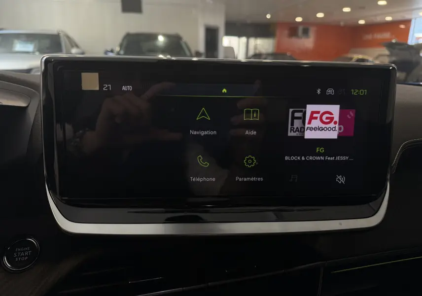 Écran tactile central du Peugeot 2008 2025 affichant navigation, téléphone et radio dans un intérieur moderne noir.