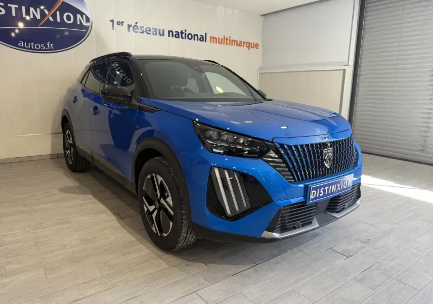 Peugeot 2008 GT bleu Vertigo métal avec toit noir, vue 3/4 avant droit, calandre distinctive et jantes stylisées.