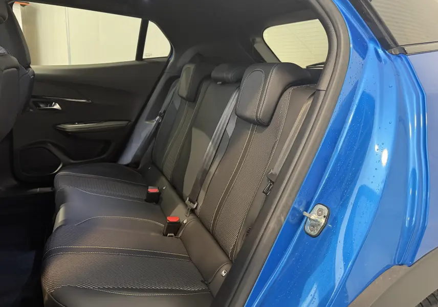 Vue intérieure côté droit des sièges arrière noirs avec surpiqûres jaunes du Peugeot 2008 bleu Vertigo 2025.