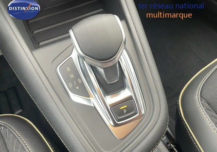 Le levier de vitesses automatique noir et chrome du Renault Symbioz 2025 en gros plan intérieur.