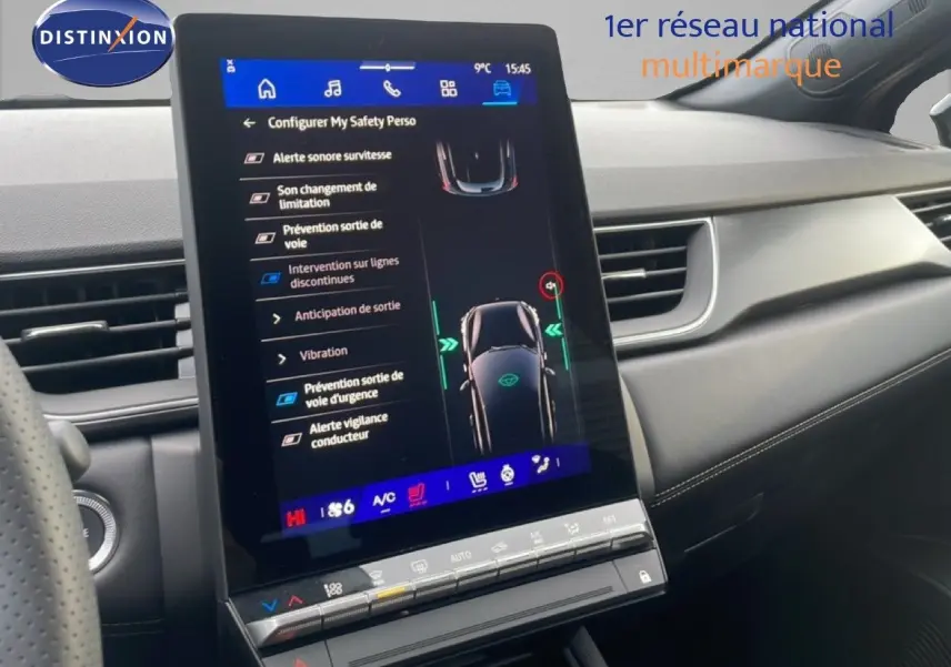 Écran tactile central affichant les réglages de sécurité du Renault Symbioz 2025, intérieur moderne noir.