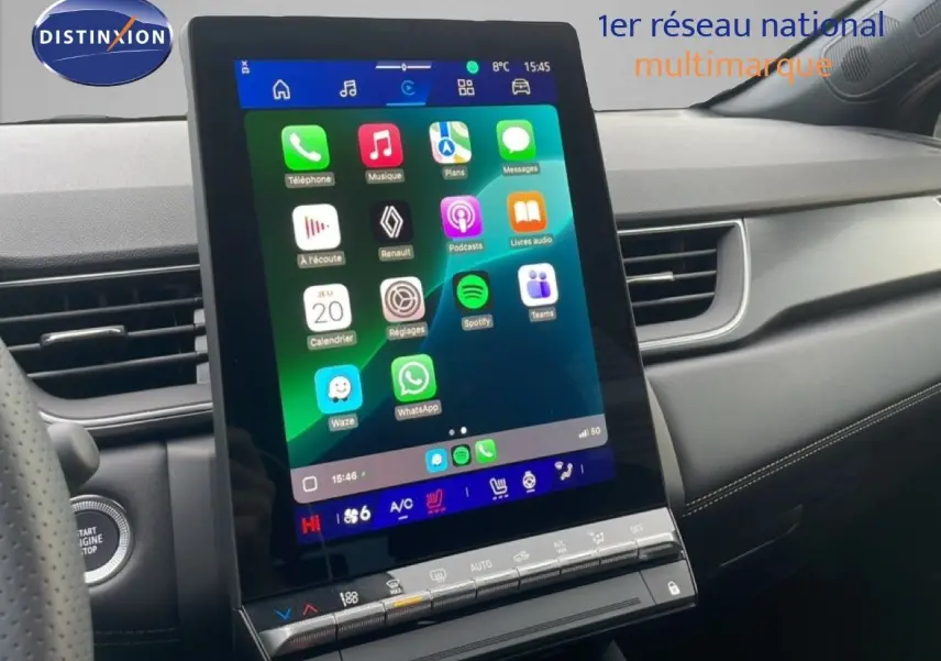Vue rapprochée de l’écran tactile central du tableau de bord du Renault Symbioz noir étoile métal, affichant les applications connectées.