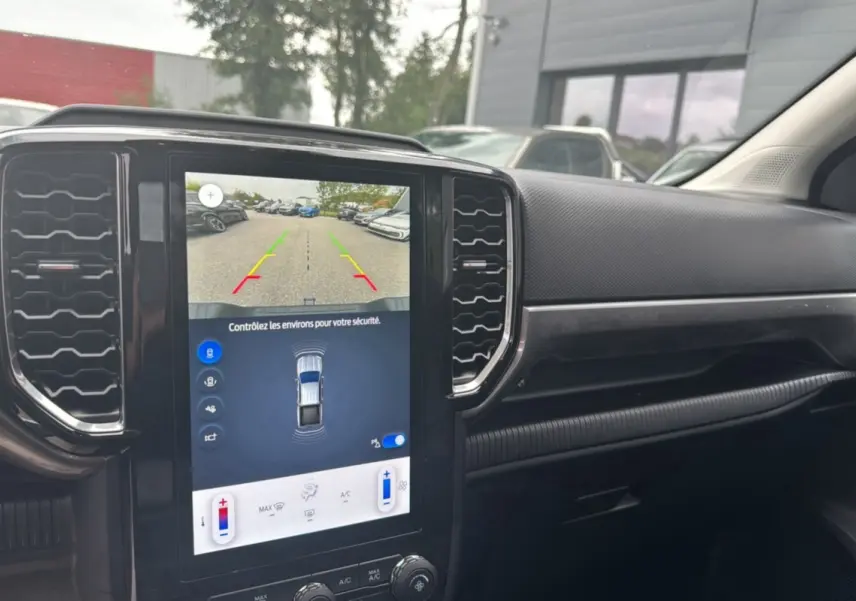 Vue intérieure du tableau de bord du Ford Ranger blanc glacier 2025, écran tactile multifonction avec caméra de recul.