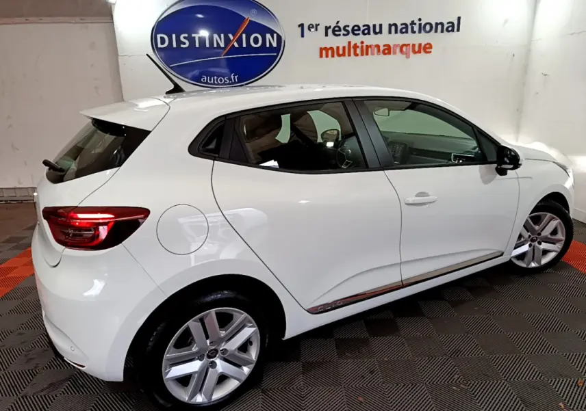 Profil droit d'une Renault Clio Business TCe 90 blanche 2021, avec jantes alliage et feux arrière LED allumés.