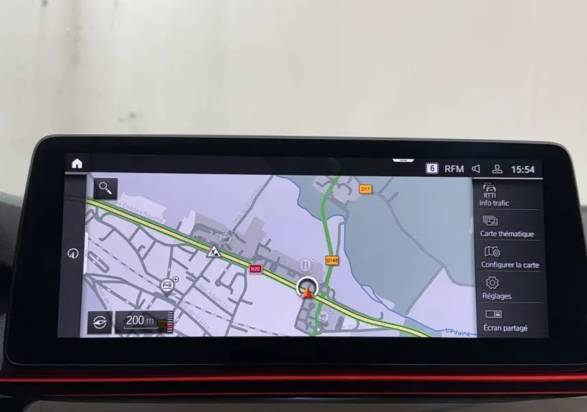 Écran tactile central affichant la navigation 3D de la BMW Série 5 Touring 520d M Sport 2023.