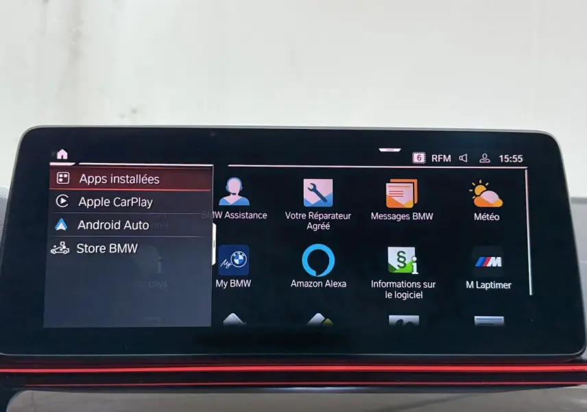 Écran tactile central de la BMW Série 5 Touring 520d M Sport 2023 affichant les applications connectées.