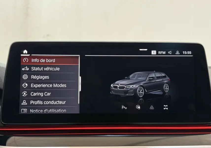 Écran tactile intérieur montrant une BMW Série 5 Touring noire en 3/4 avant droit avec menu de réglages.