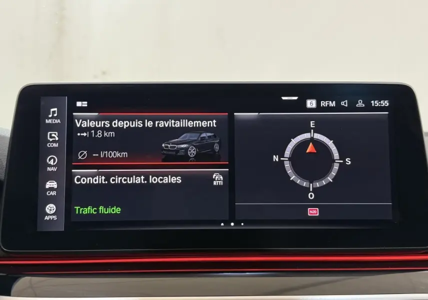 Écran tactile central de la BMW Série 5 Touring 520d M Sport 2023 affichant navigation et données de conduite.