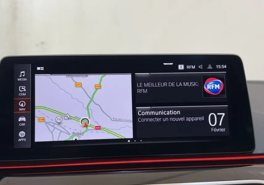 Écran tactile central affichant navigation et communication dans BMW Série 5 Touring noir, vue intérieure frontale.
