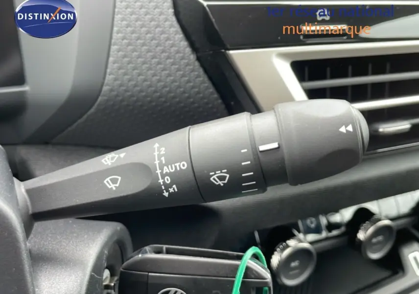Gros plan sur la commande d’essuie-glace côté gauche dans l’habitacle noir d’une Citroën C4 blanc métal.