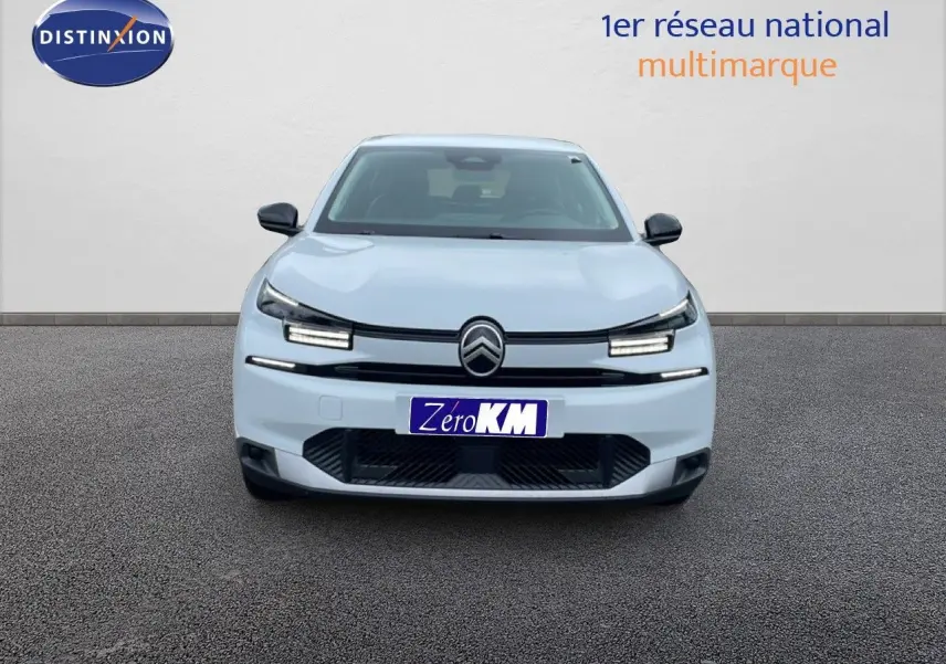 Vue frontale d'une Citroën C4 blanc métal avec phares LED distinctifs et calandre épurée.