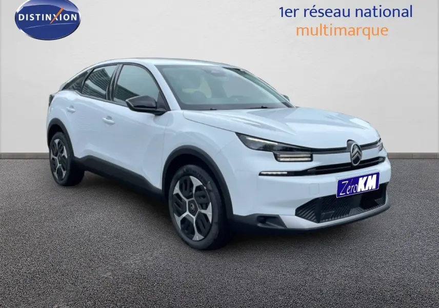 Citroën C4 PureTech 130ch blanc métal en 3/4 avant droit, avec jantes distinctives et calandre moderne.