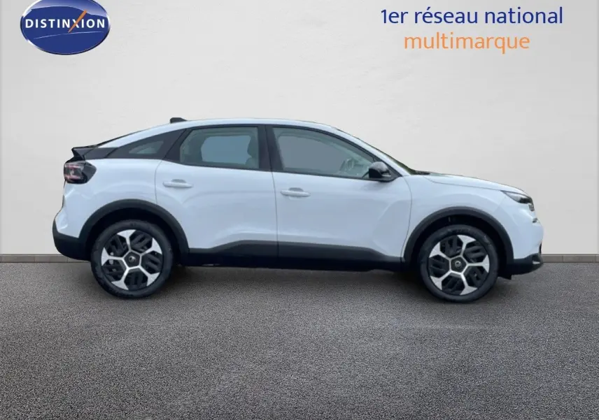 Vue de profil côté gauche d'une Citroën C4 blanche métallisée avec jantes distinctives et toit noir contrasté.