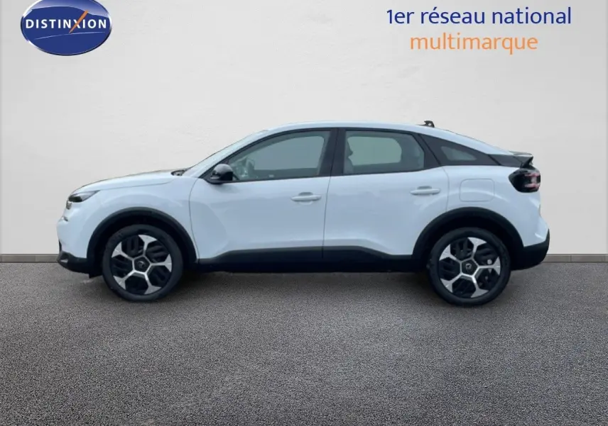Profil droit d'une Citroën C4 blanc métal avec jantes alliage noires et toit noir contrasté sur fond neutre.