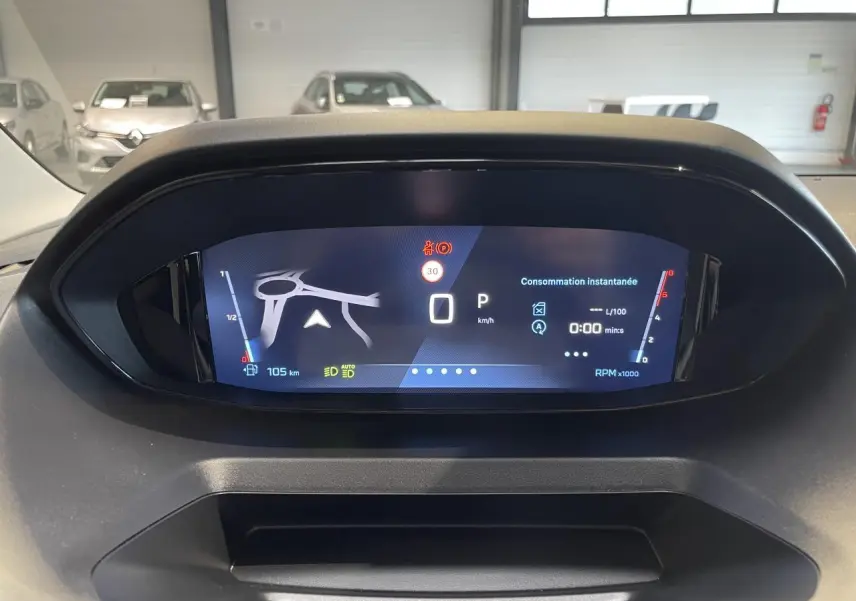 Affichage numérique 10 pouces du combiné de bord du Peugeot Rifter gris Artense, montrant la navigation et les indicateurs.