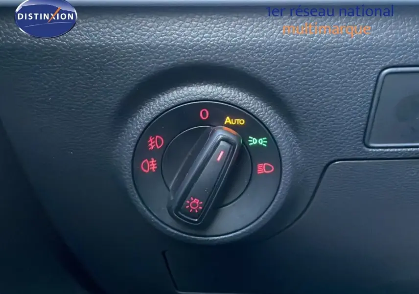Gros plan sur la commande des phares du SEAT Arona 2025, intérieur noir avec réglage automatique activé.