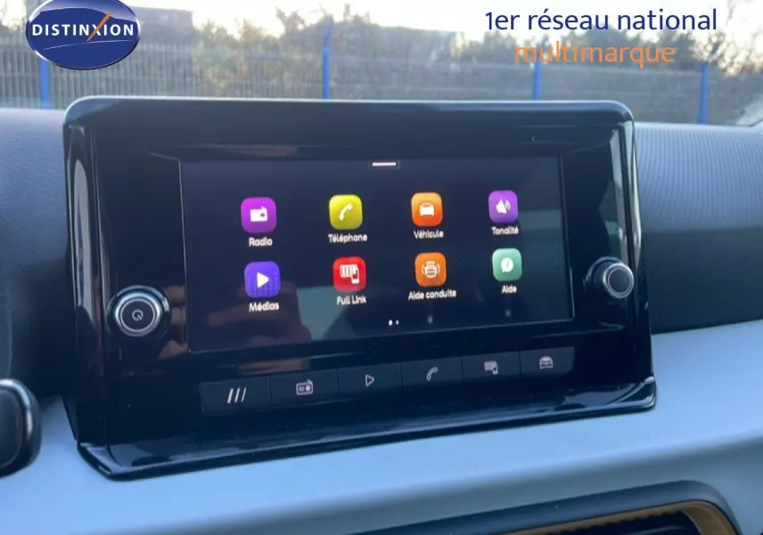 Écran tactile central du tableau de bord d'une SEAT Arona 2025, avec interface multimédia colorée.