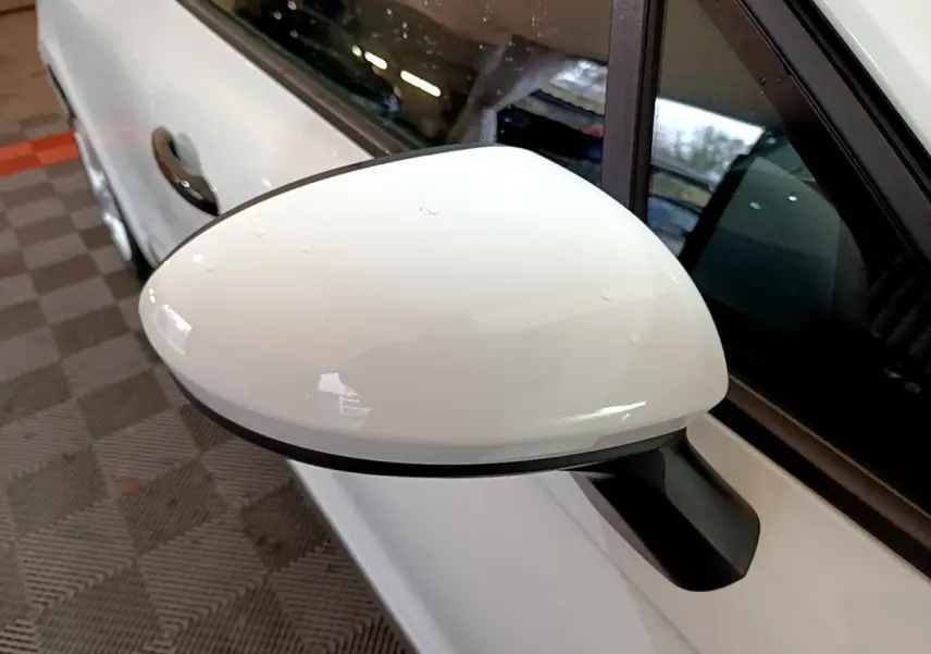 Rétroviseur droit blanc en gros plan sur une Renault Clio Business Essence 2021, vue latérale côté droit.