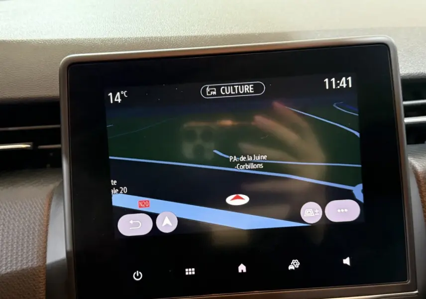 Écran tactile central du tableau de bord de la Renault Clio Business blanc, affichant la navigation 3D.