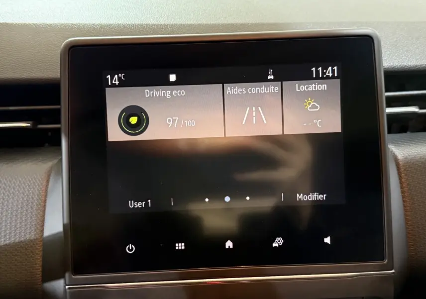 Écran tactile central du tableau de bord de la Renault Clio Business blanche, affichant les aides à la conduite.