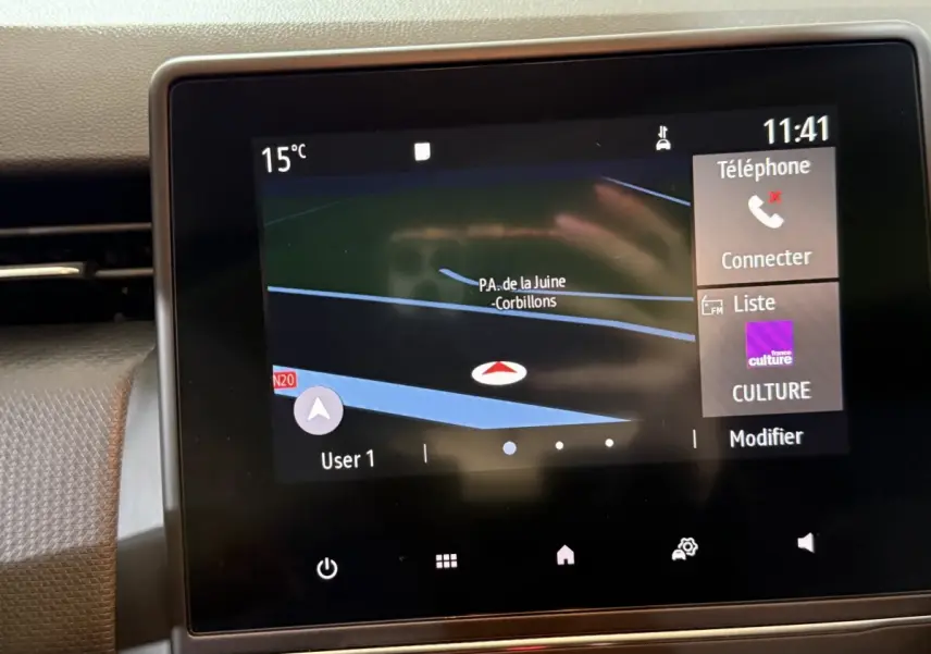 Écran tactile central de navigation 7 pouces dans Renault Clio Business blanc, affichant carte et options téléphone.
