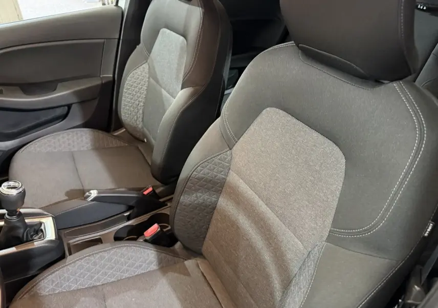 Vue intérieure rapprochée des sièges avant gris et de la boîte manuelle de la Renault Clio Business SCe 75 2020.