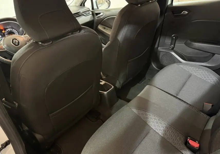 Vue intérieure arrière de la Renault Clio Business 2020, sièges noirs et tissu gris avec motifs géométriques.