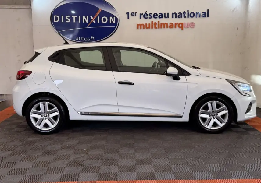 Profil droit d'une Renault Clio Business blanche de 2020, avec jantes alliage et feux arrière LED visibles.